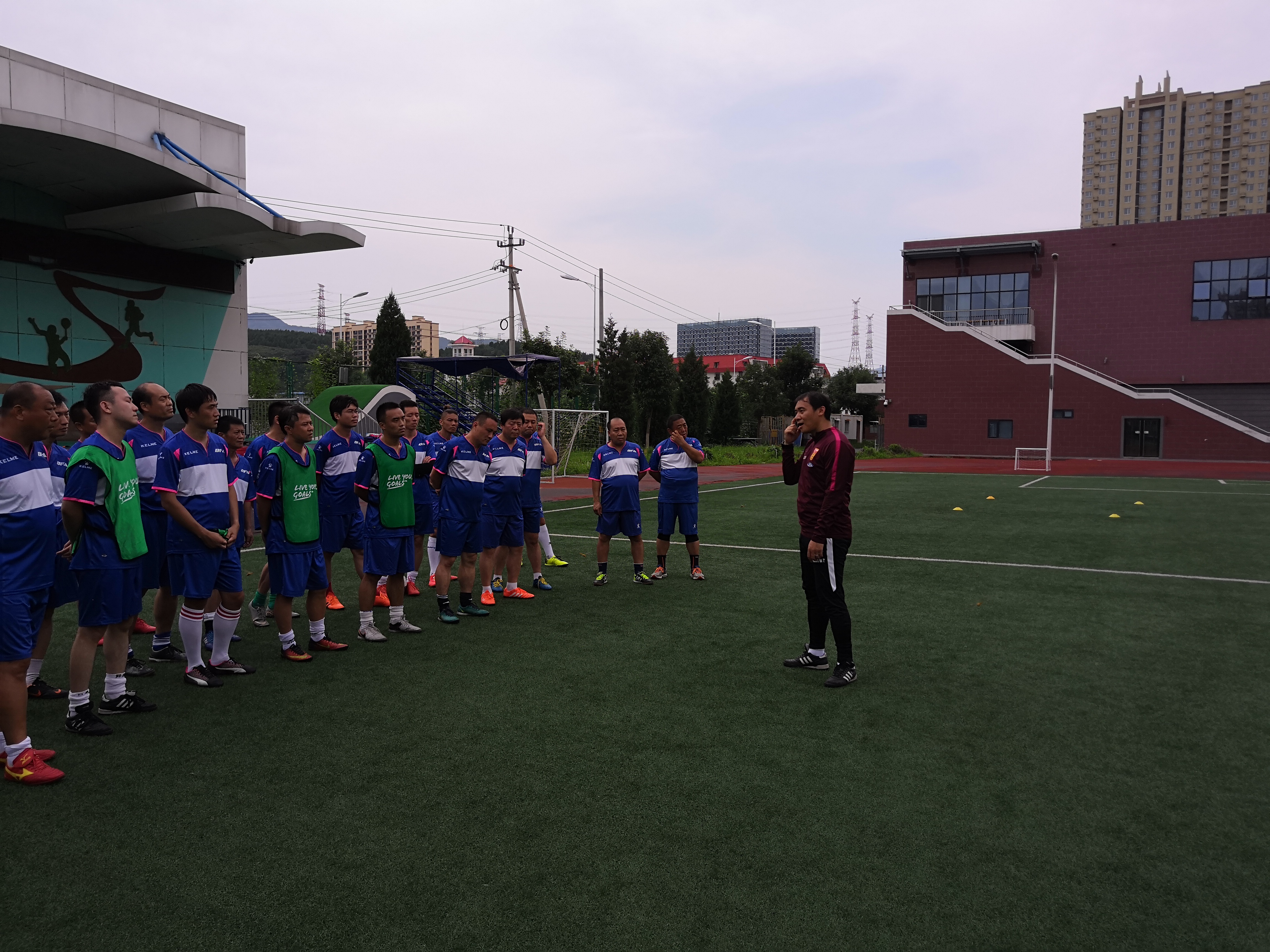 激情盛夏绿茵赛场展雄风,夏日炎炎篮球场