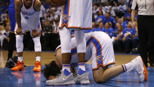 格林两次踢裆亚当斯受到的处罚,追梦格林踢裆亚当斯是哪一场