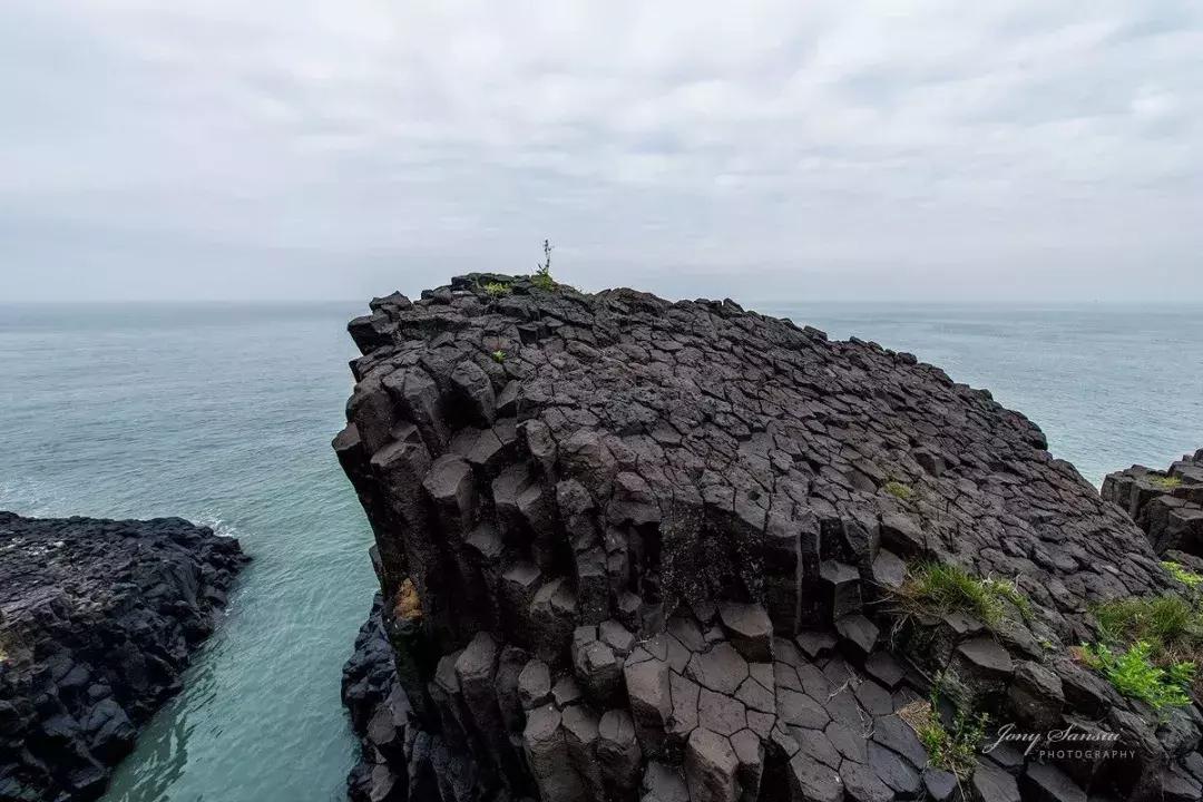 韩国济州岛是一座典型的火山岛,世界有名的火山岛
