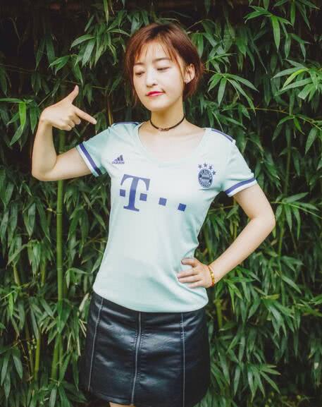 谁更美？央视两大美女主播穿拜仁球衣照，球迷：一个甜美一个清纯