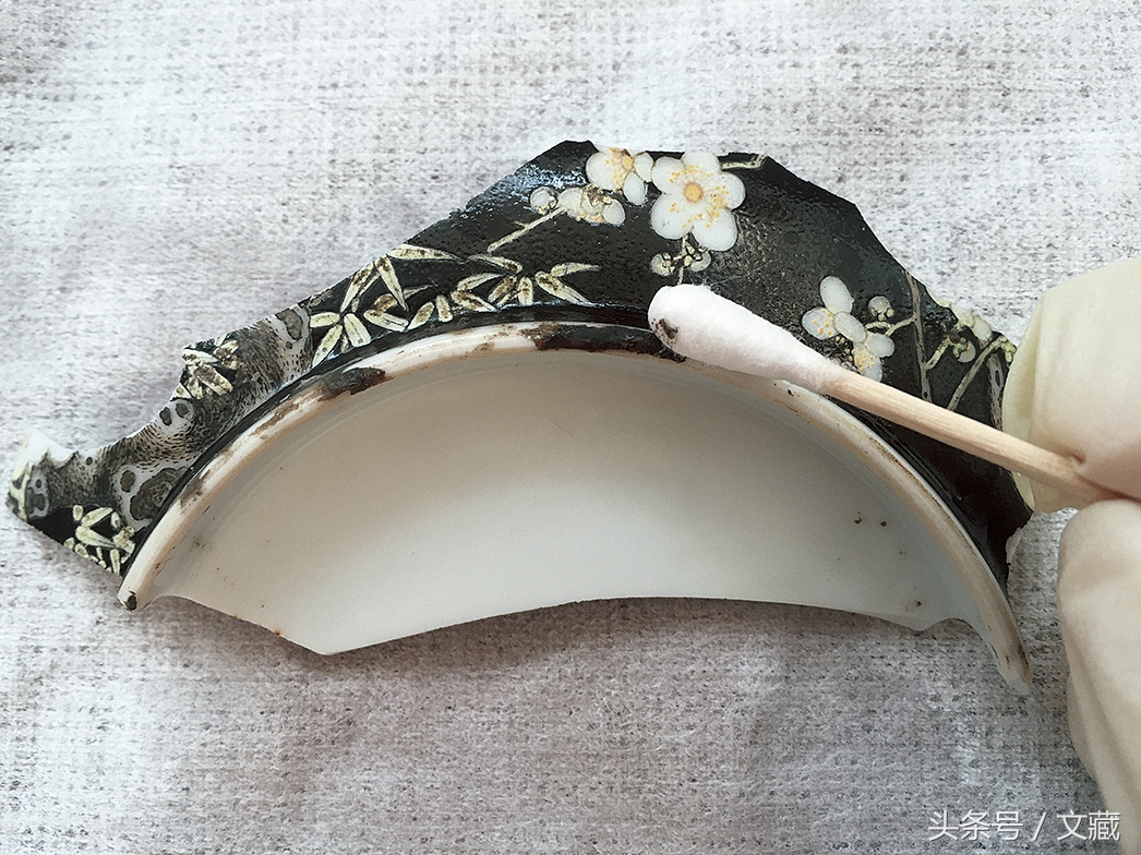 瓷胎画珐琅彩图案上有网格纹,清宫珐琅彩精美瓷盘图片欣赏