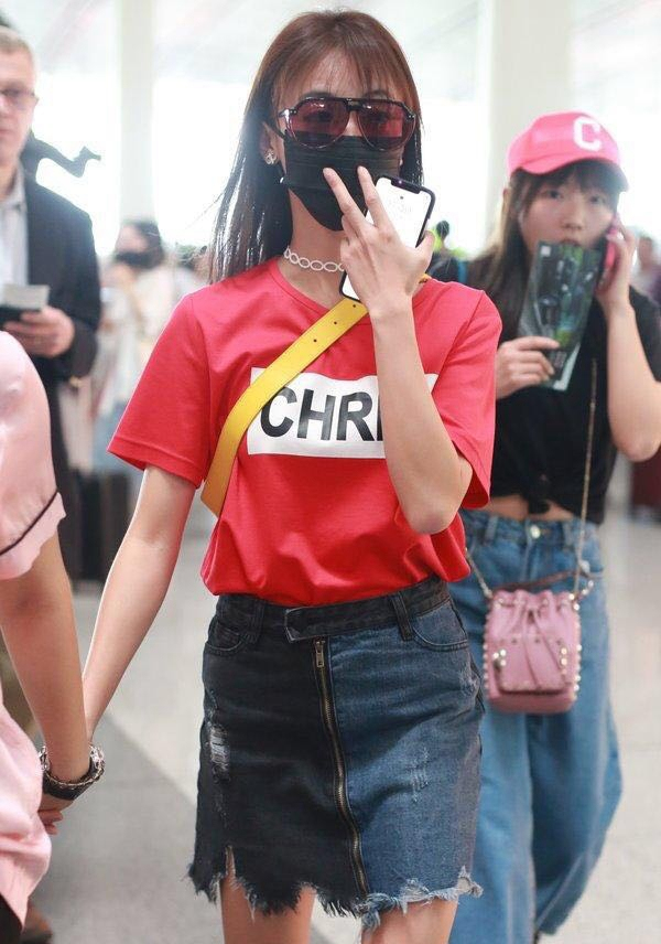 吴谨言穿黑色西装裙出席活动美图,吴谨言机场穿衣搭配