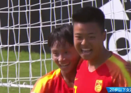中国女足场外花式球技,女足花式过人