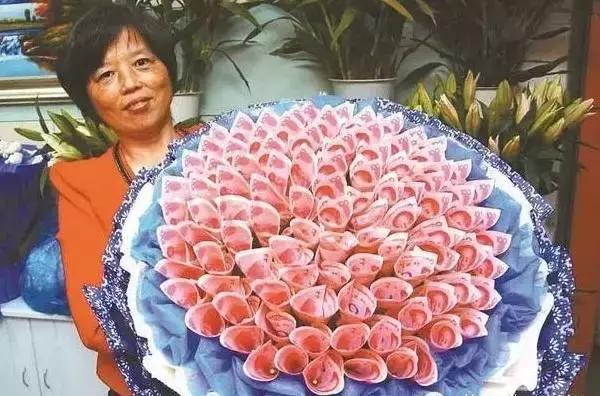 早上好，今天8月8日，百年一遇的发财日，送你8个发，打开就发财