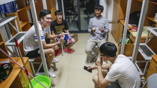 大学，你被宿舍的什么熏怕过，袜臭，烟味还算清淡，这个味真霸气