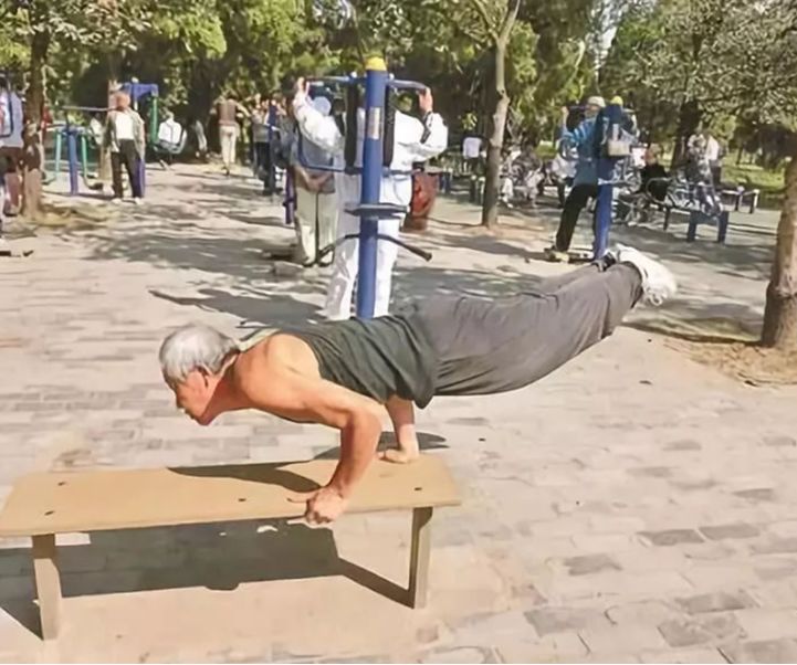 公园里常见的健身器材,被遗忘的健身器材