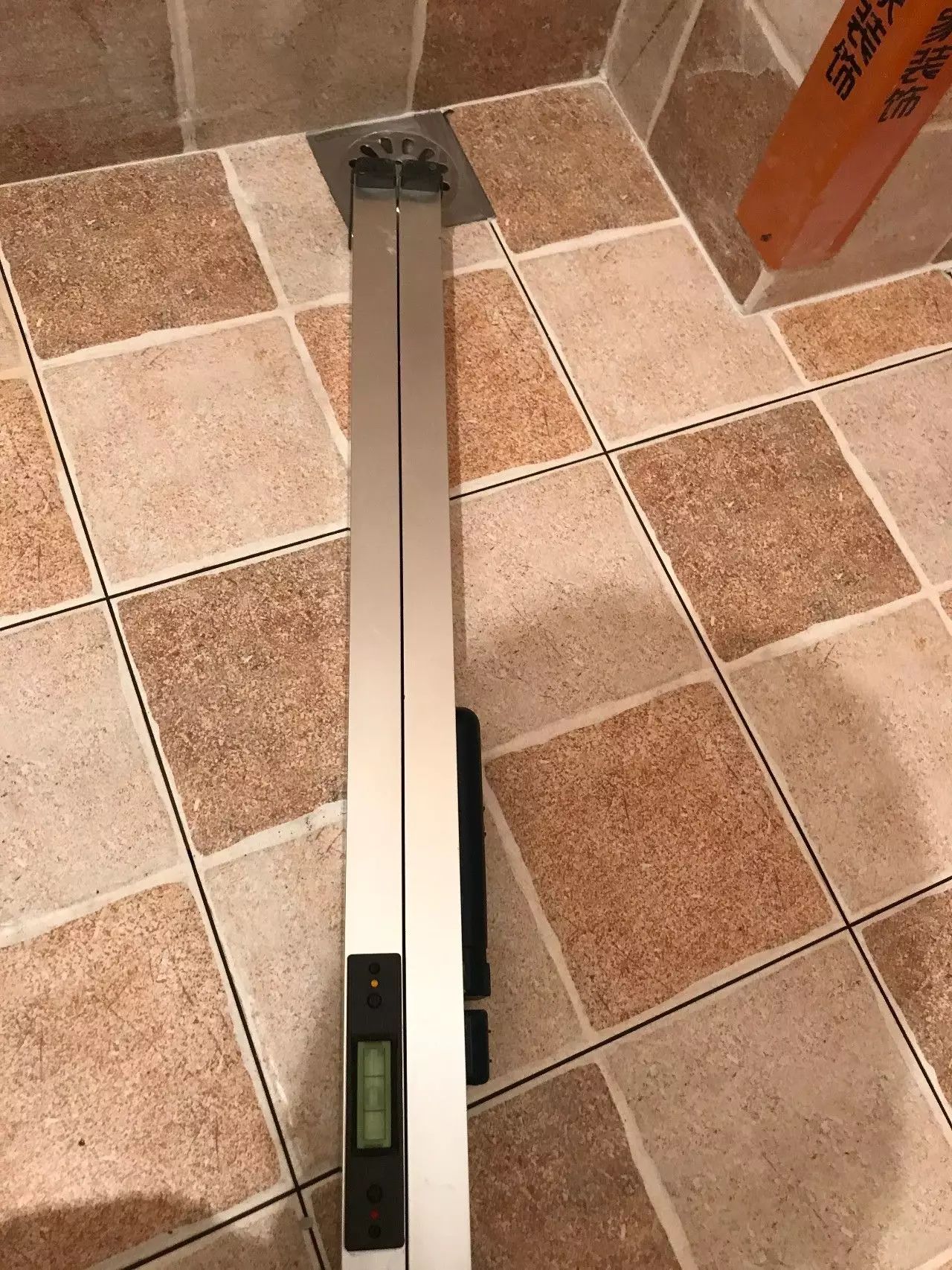 地面不平差10公分怎么找平,地不平怎么铺地台