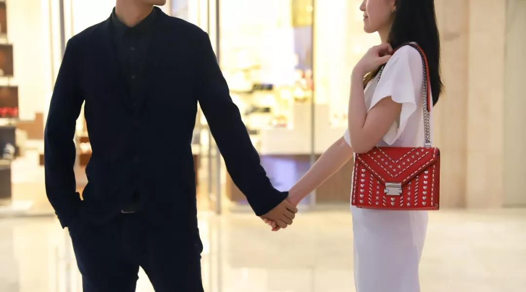 七夕新款大牌包包,杨幂周笔畅包包新品发布会视频