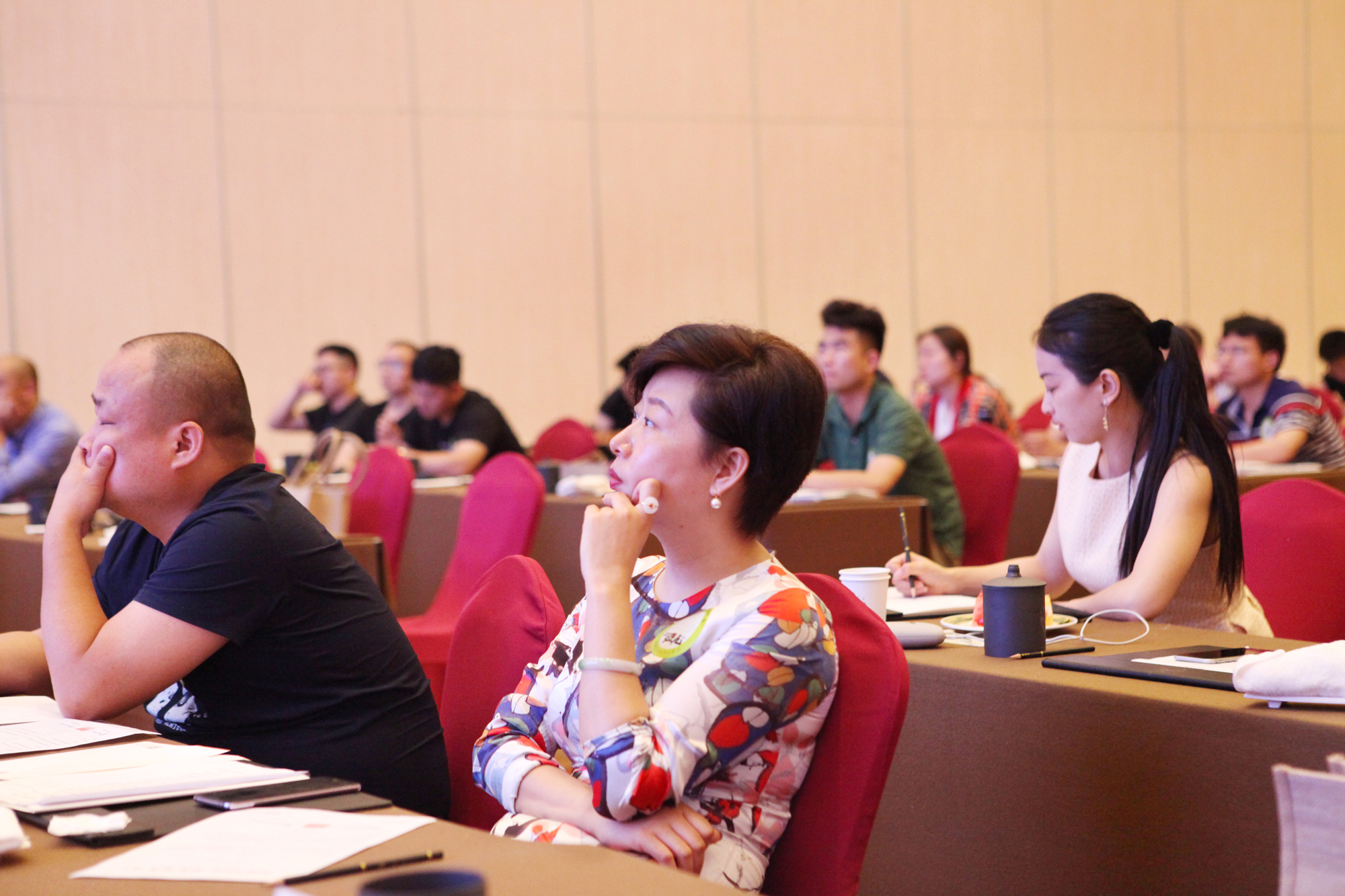 太skr，曼瑞德聘请十位“超级服务员”专门做这件事！