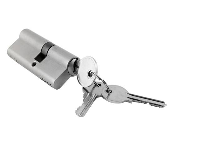 门锁拧不动是修还是换,门锁生锈螺丝拧不动怎么办