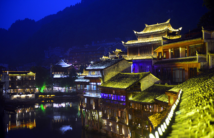 最美不是下雨天凤凰古城,最美不过下雨天