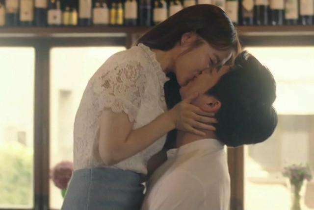 演员在拍吻戏时有哪些是真吻,女明星拍吻戏前有多麻烦