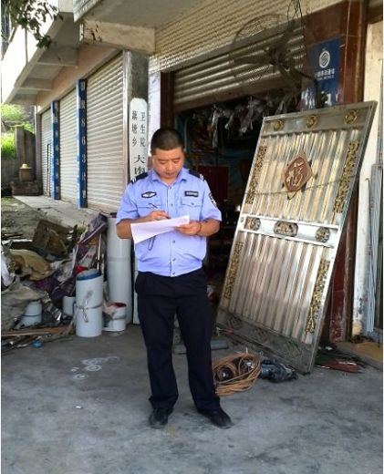 全城鸣笛送牺牲英雄回家,全城出租车送别牺牲民警