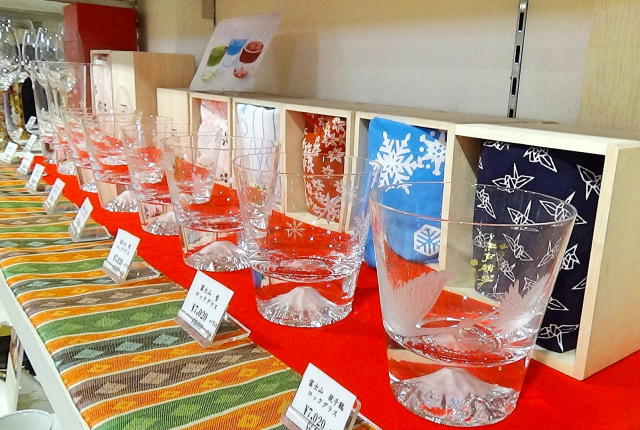 旅行购买纪念品,旅行一次性必带用品怎么买