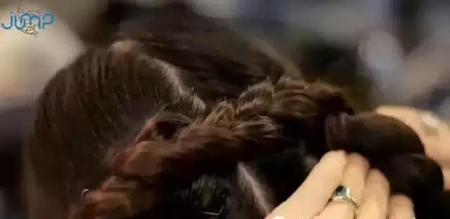 舞蹈发量少盘头教程,表演盘头的简单方法