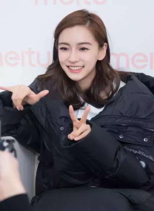 头发这样扎起来真好看,减龄发量少怎么扎头发