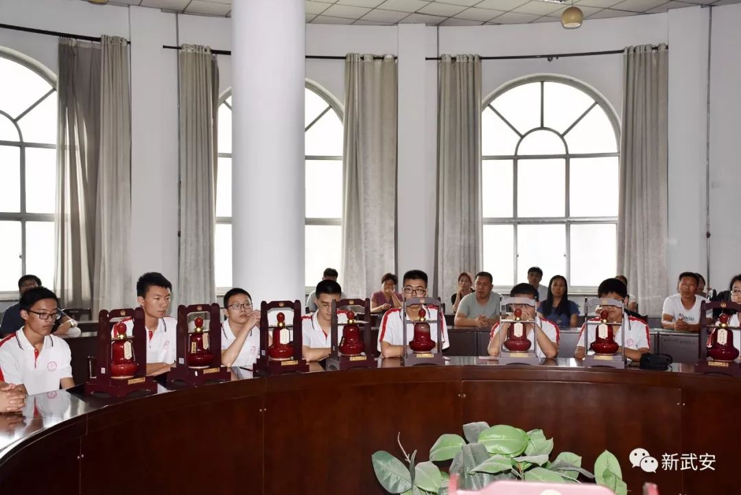 每人一份专享的荣耀！武安一中高考文理科前十名获赠丛台“状元酒”！