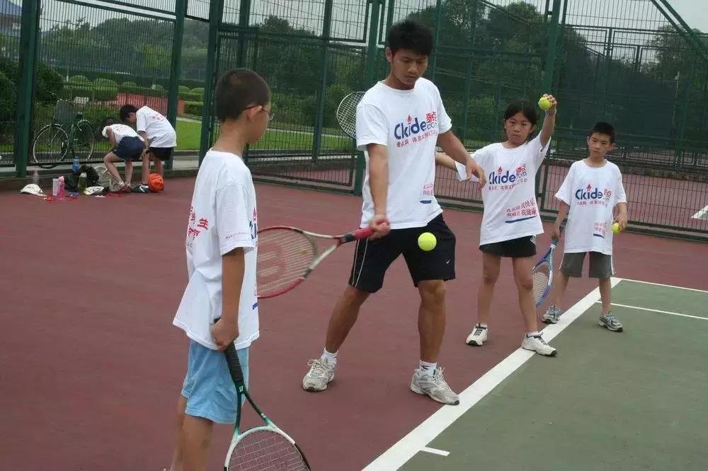 网球初学者如何练好打网球,网球的技巧视频教程