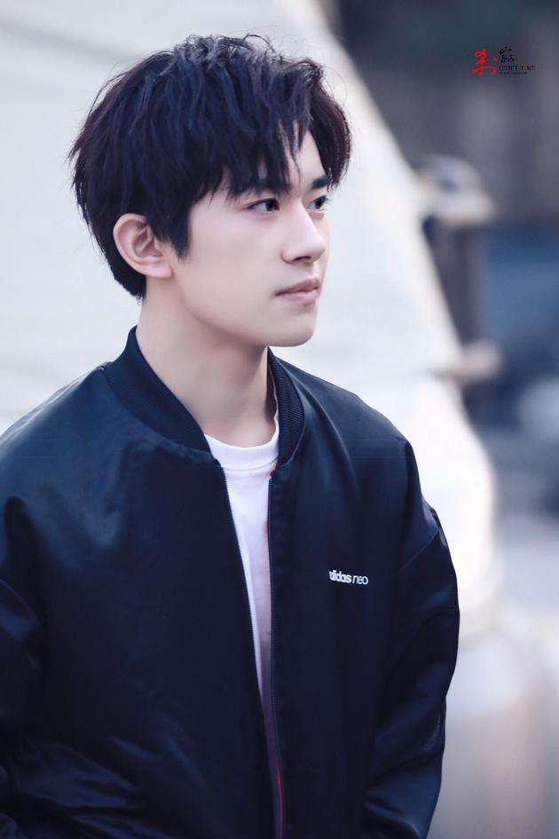 易烊千玺节目被选手diss,易烊千玺和蔡徐坤同框