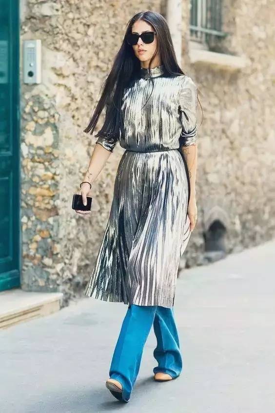 今年秋季流行穿裙子裤子超级时髦,秋季时尚洋气卫衣裙