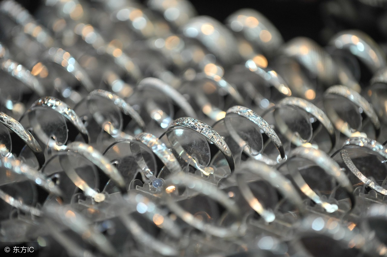 银首饰放了时间长了发红是假的吗,银首饰待久了会变色吗