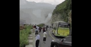 惊心险崖越华山视频,惊心山体滑坡瞬间吞噬车辆