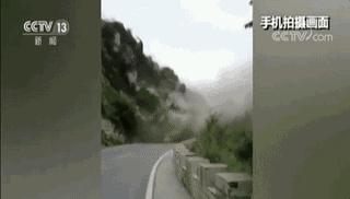 实拍山体崩塌的全过程,惊心8小时游客被困冰川紧急救援