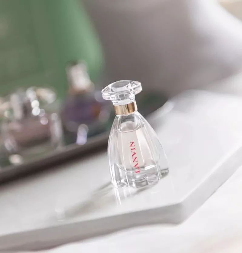 越是迷人的女人越危险,越迷人越危险的女人