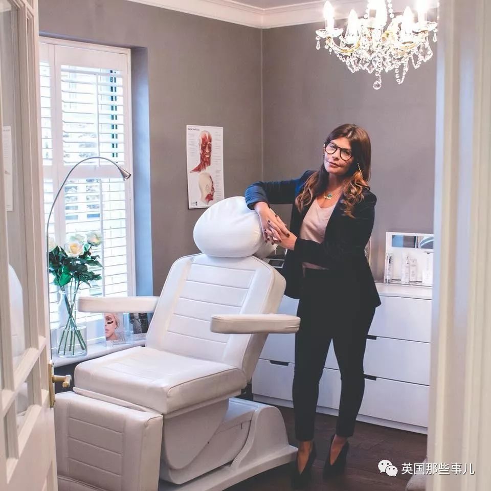 一天就反转?!迪拜机场被拘的母女,护照过期+辱骂移民官?