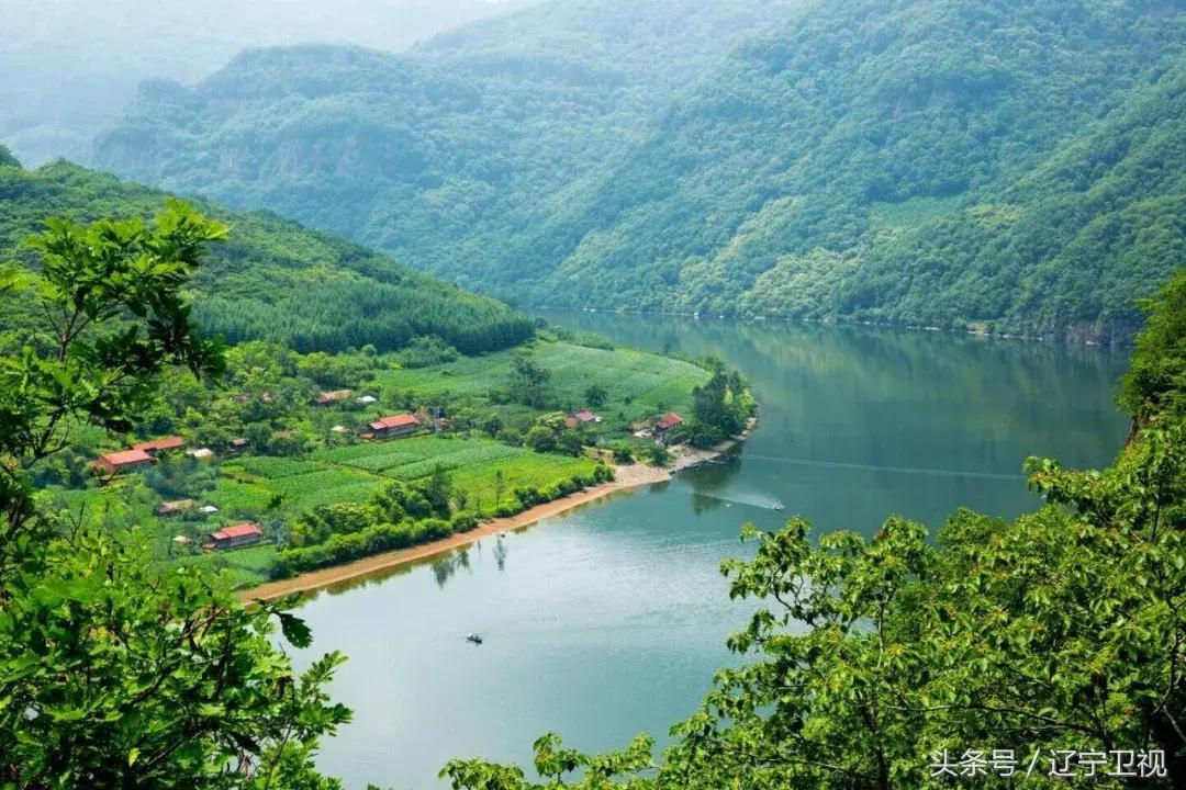 盛满欢乐，洒满真情，昨夜鸭绿江畔热情无眠！