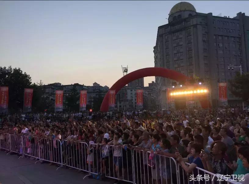 盛满欢乐，洒满真情，昨夜鸭绿江畔热情无眠！