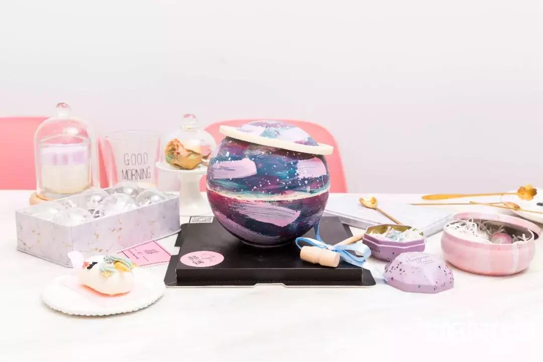 一口吞下宇宙!史上最“*力暴**”星空蛋糕,吃它得用锤子砸!