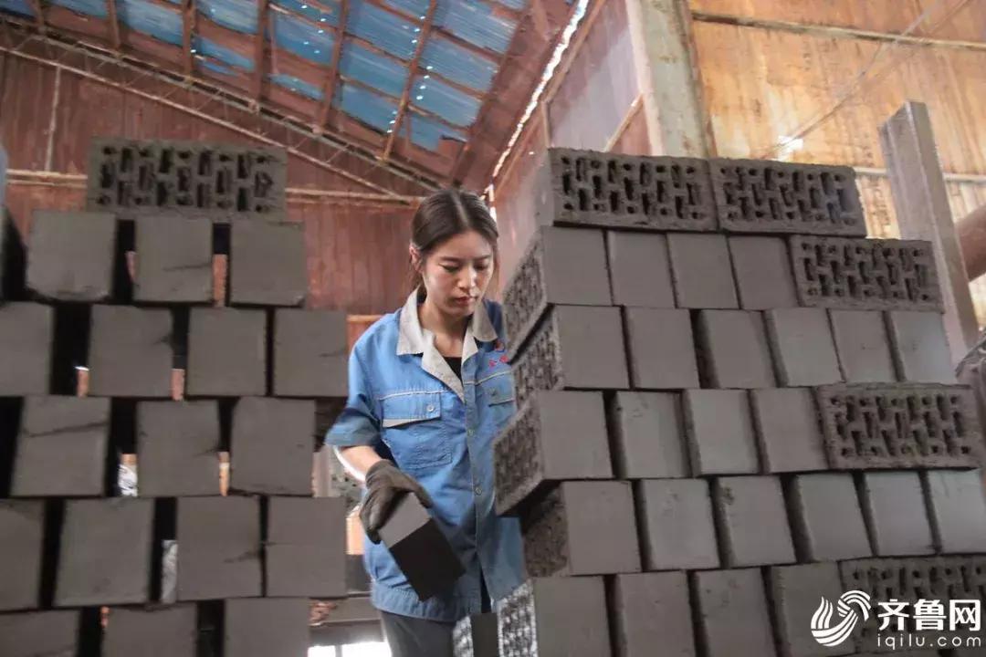 18岁嫩模1700万拍卖*夜初**：不要在最好的年纪，做最糟蹋自己的事！