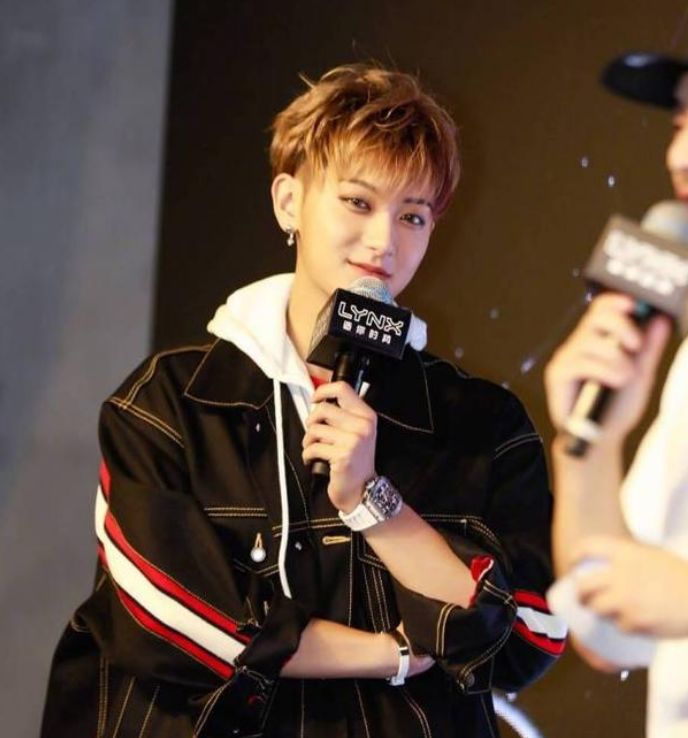 黄子韬送自己的百万钻戒,黄子韬戒指视频