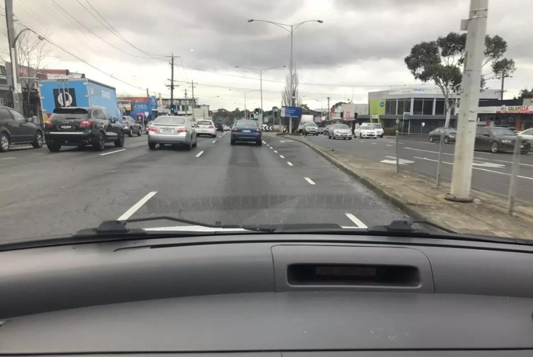 为什么有些人开车很让人讨厌,新手开车老是害怕撞到绿化带