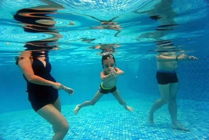 李宁品牌男童泳衣,儿童游泳李宁的泳衣好吗