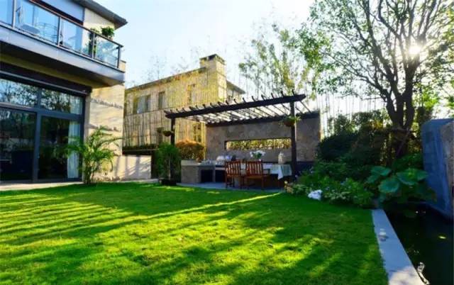 草坪该如何养护管理,楼顶花园草坪选择哪种比较好