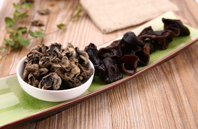 黑木耳吃多了伤脾胃吗,黑木耳吃了会发病不