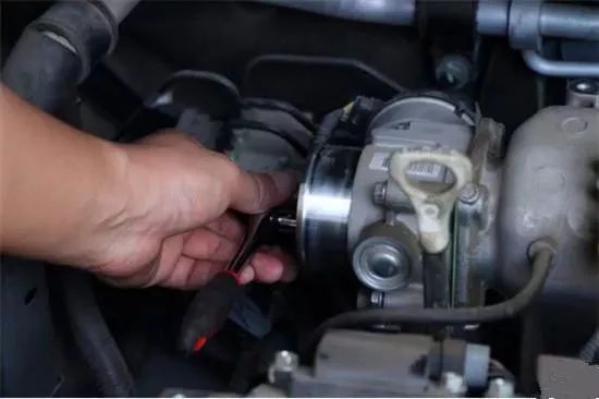 清洗节气门喷油嘴后油耗反而高了,节气门清洗后油耗高怎么办