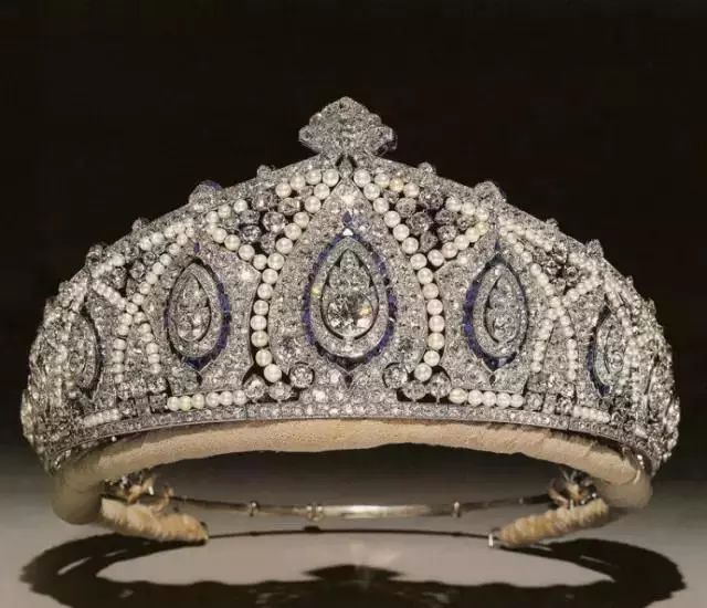 别低头王冠会掉下来,别低头王冠会掉到下一句