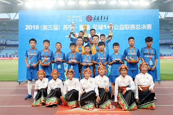 苏宁队首夺中超冠军,少年足球梦