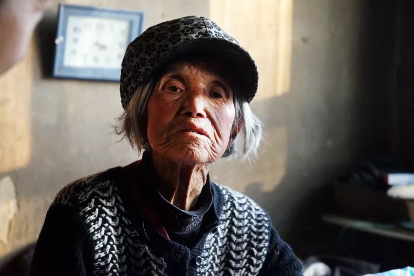 毒打、强奸、*虐性**……他把一个女人的真实故事画成漫画,看到第几张你哭了?