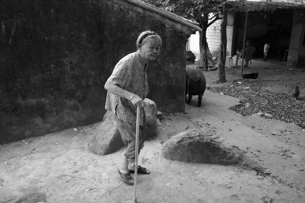 毒打、强奸、*虐性**……他把一个女人的真实故事画成漫画,看到第几张你哭了?