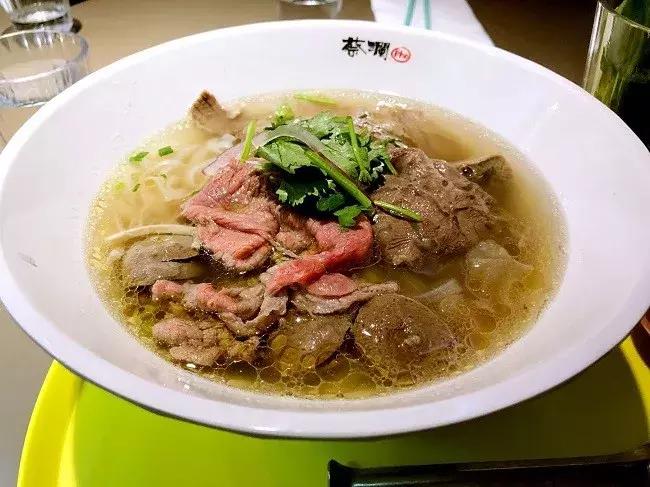 蔡澜开店：2.5小时排队换不来一生难忘的牛肉粉