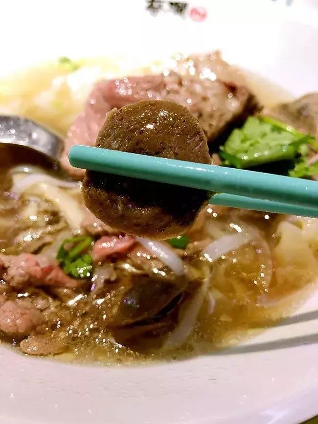 蔡澜开店：2.5小时排队换不来一生难忘的牛肉粉