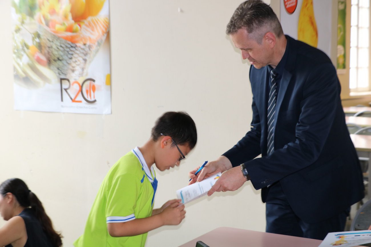 红遍整个欧坦市的草小西区学子，了解一下