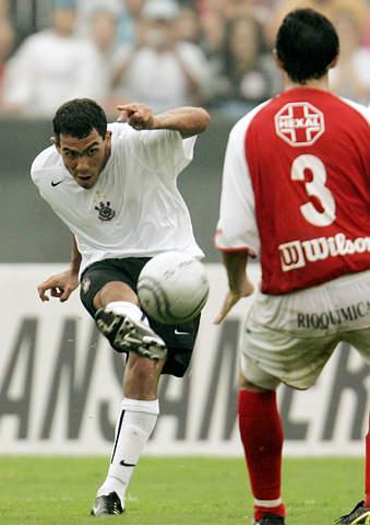 双面野兽特维斯：比梅西还红的国家英雄，在中超却成最无耻之徒！