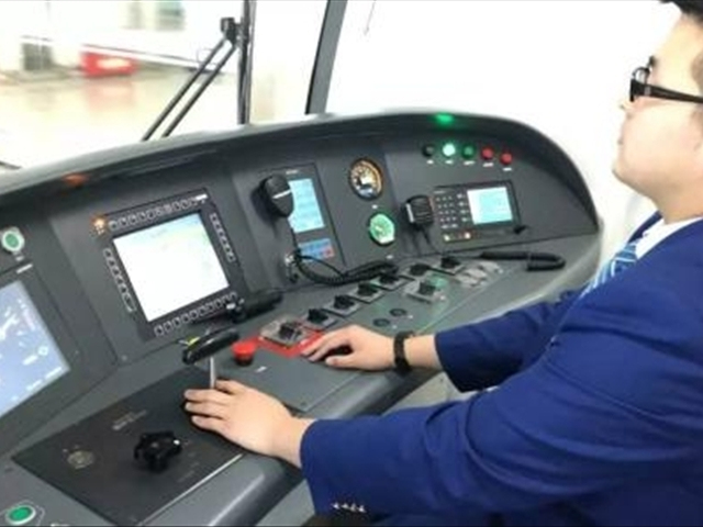 南京地铁司机工资多少钱一个月,地铁司机是怎么开地铁的