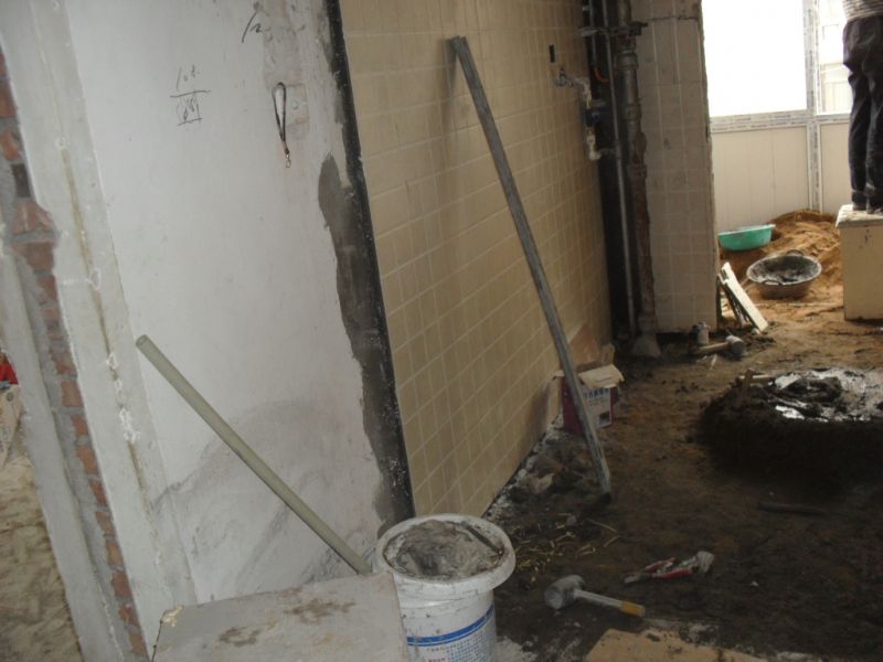 租的房子漏水应该找谁,租的房子漏水可以要求房东赔偿吗