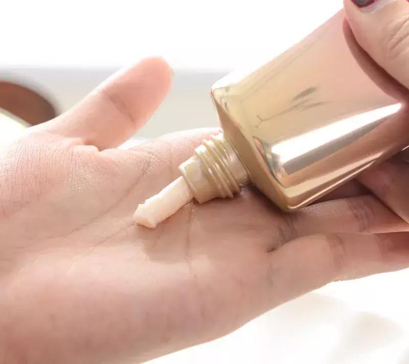 洗面奶没洗干净伤到皮肤,洗面奶没选对会脸红吗